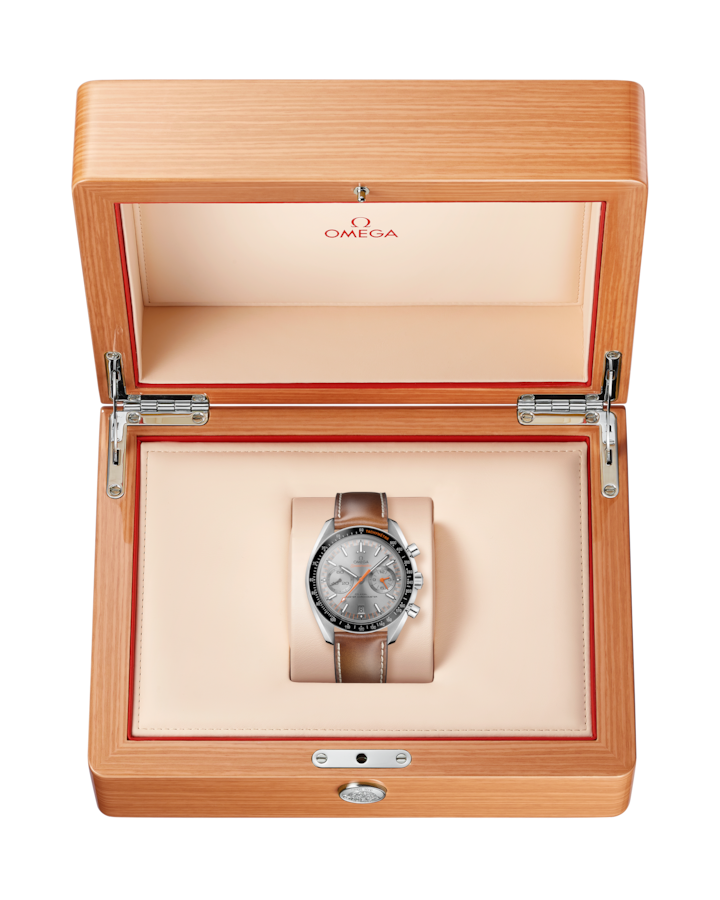 Speedmaster Racing 44.25 mm, steel on leather strap
