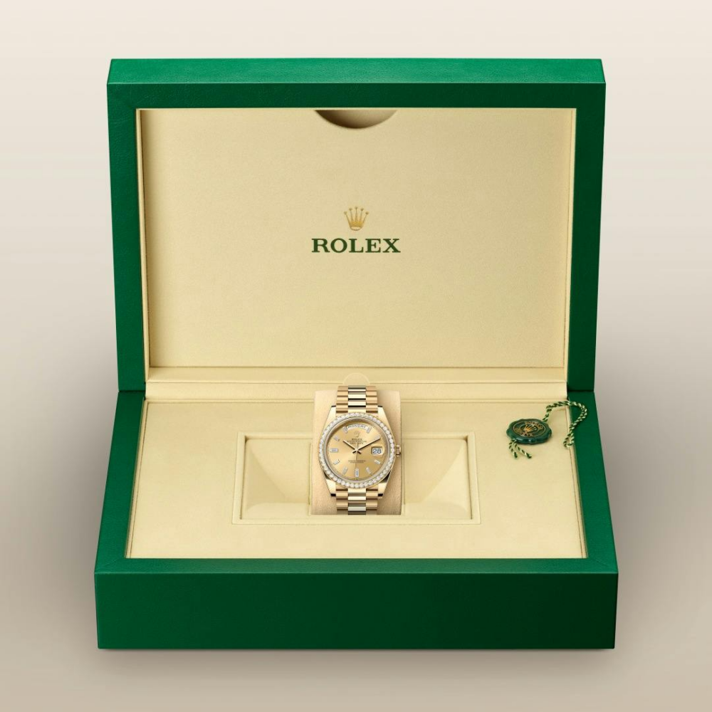 Rolex Day-Date 40 Oyster, 40 mm, yellow gold and diamonds